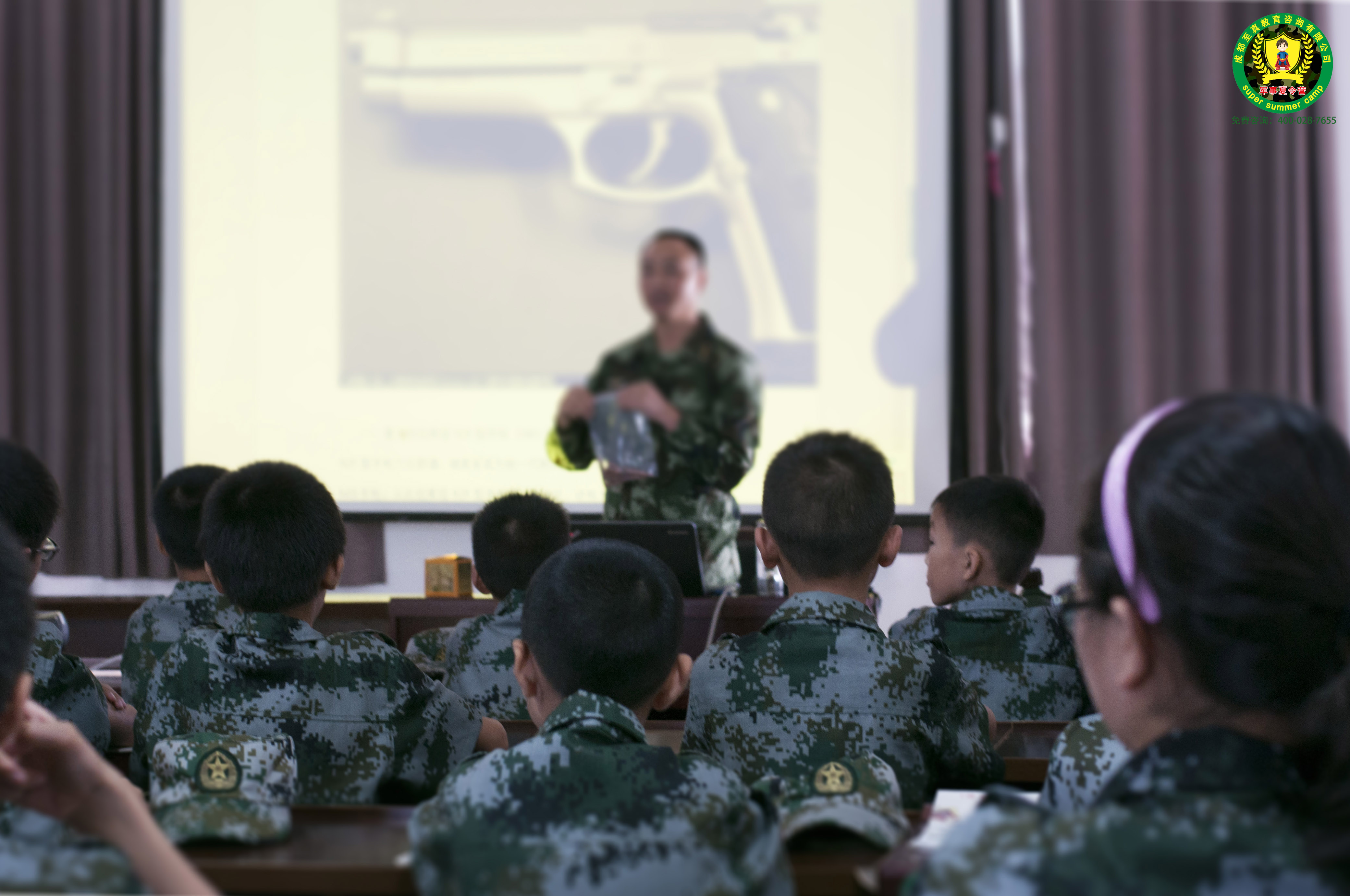 军事讲座 特邀部队现役军官给孩子们做国防教育以及兵器常识学习。...